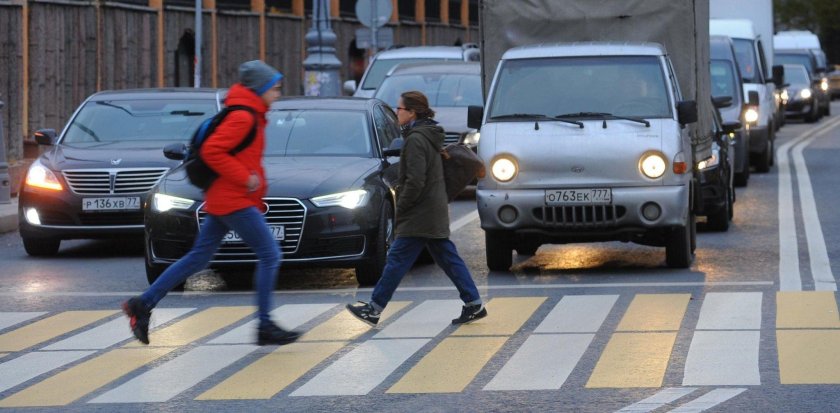 Пешеходы и машины