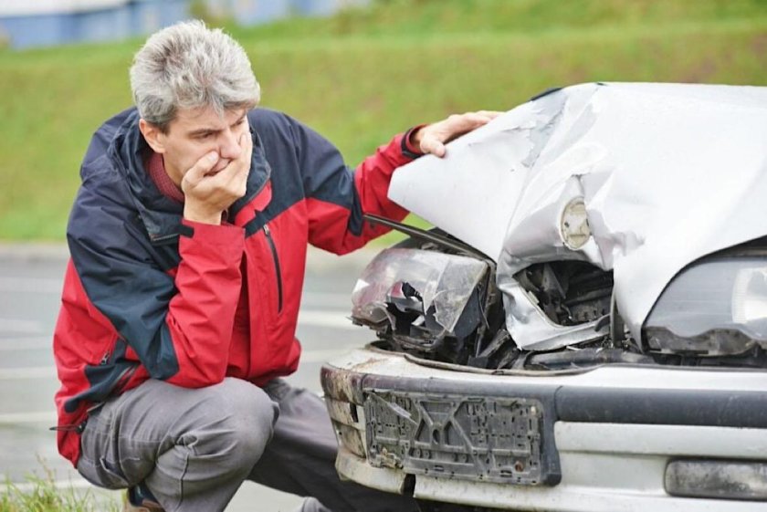 Мужик у разбитой машины