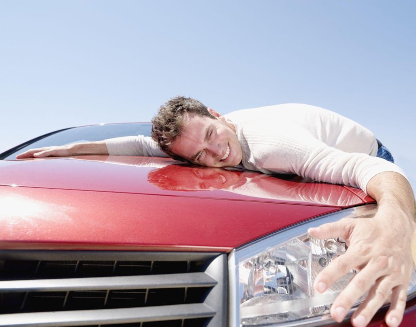 Обнимает машину