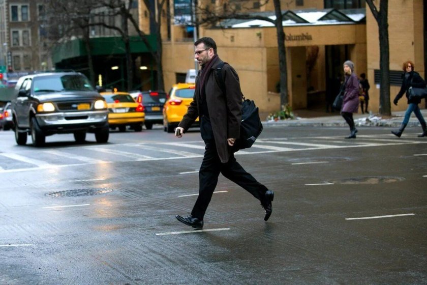 Человек переходит дорогу