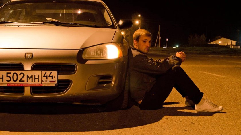 Пацан возле машины