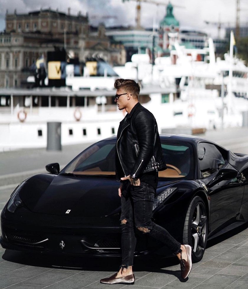 Мужчина около машины