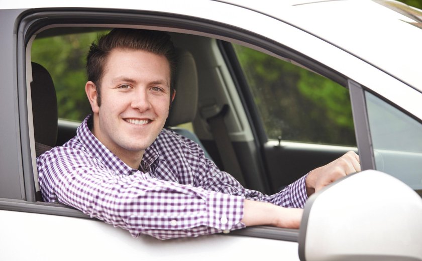 Человек выглядывает из машины