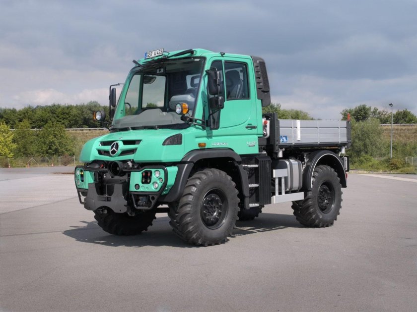 Уборочная машина Mercedes-Benz Unimog u400