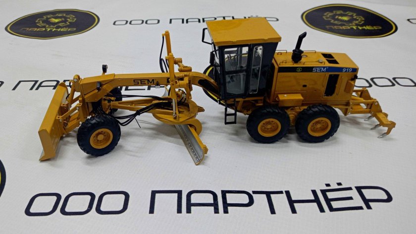Автогрейдер sem 919