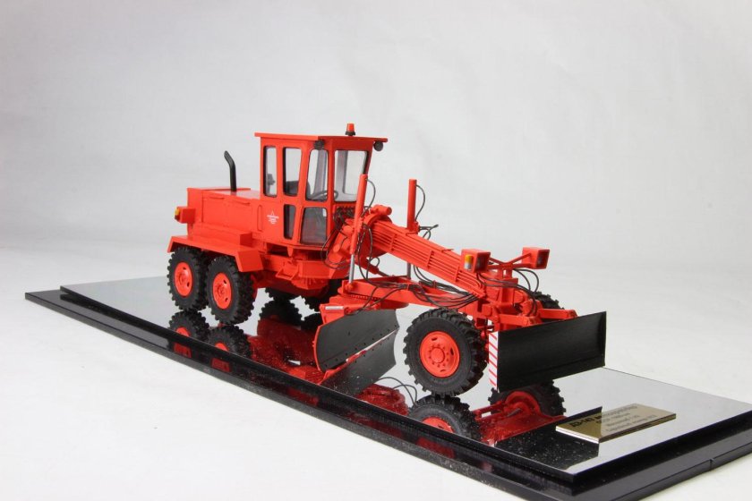 ДЗ-143 автогрейдер 1/43