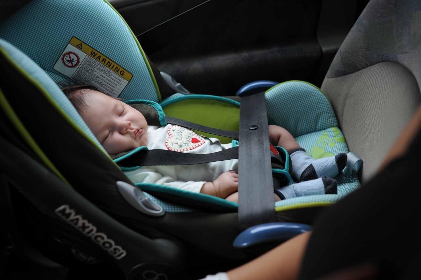 Ребенок в автолюльке