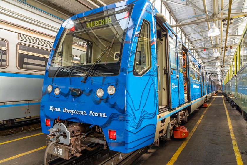 Поезд метро