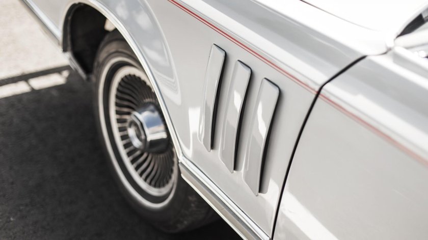 Эмблема Lincoln Continental