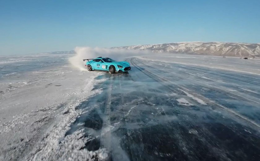 Машина во льду