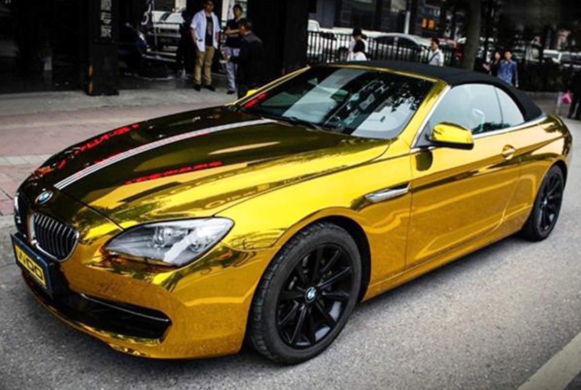 Машина золотого цвета