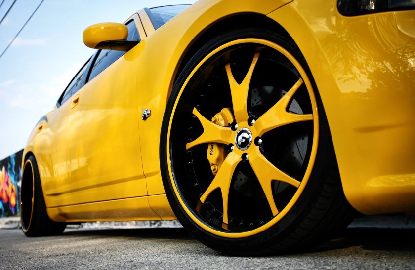 Субару с желтыми дисками