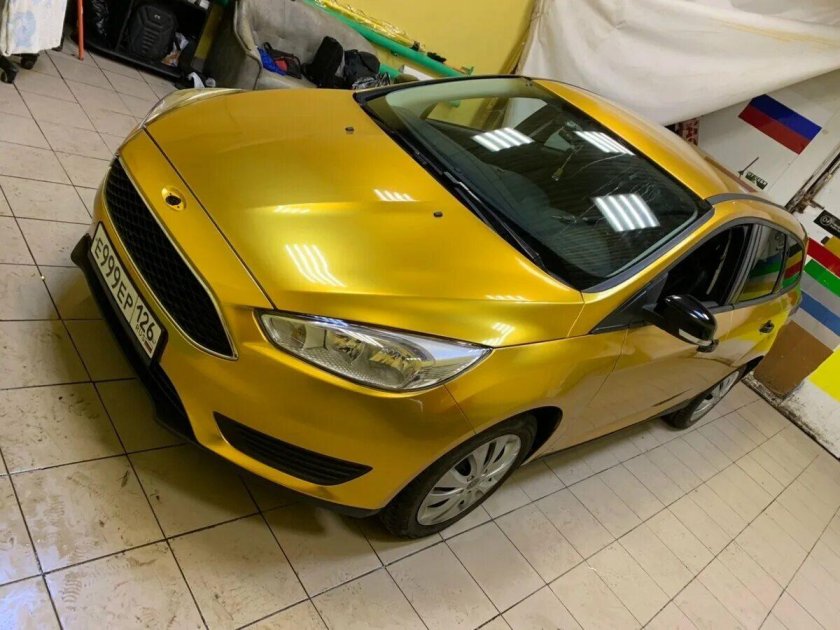 Золотистый Форд фокус 3