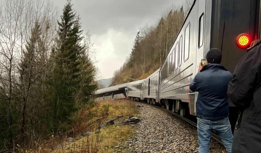 Пассажирский поезд сошел с рельс