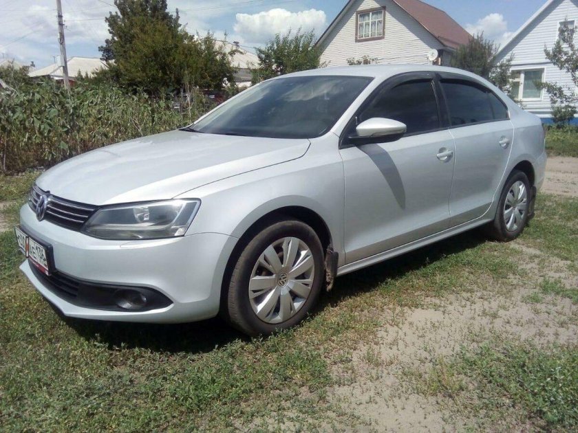 Фольксваген Джетта серебристый