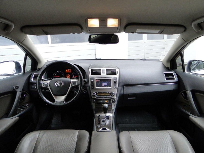 Toyota Avensis 2009 универсал салон
