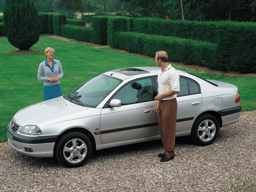 Toyota Avensis 1 поколения
