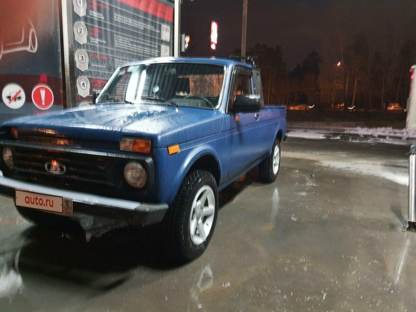 Пикап 2000-х годов красно-синий