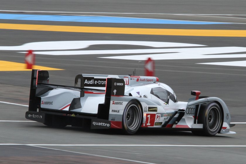 Audi r18 e-tron quattro сбоку