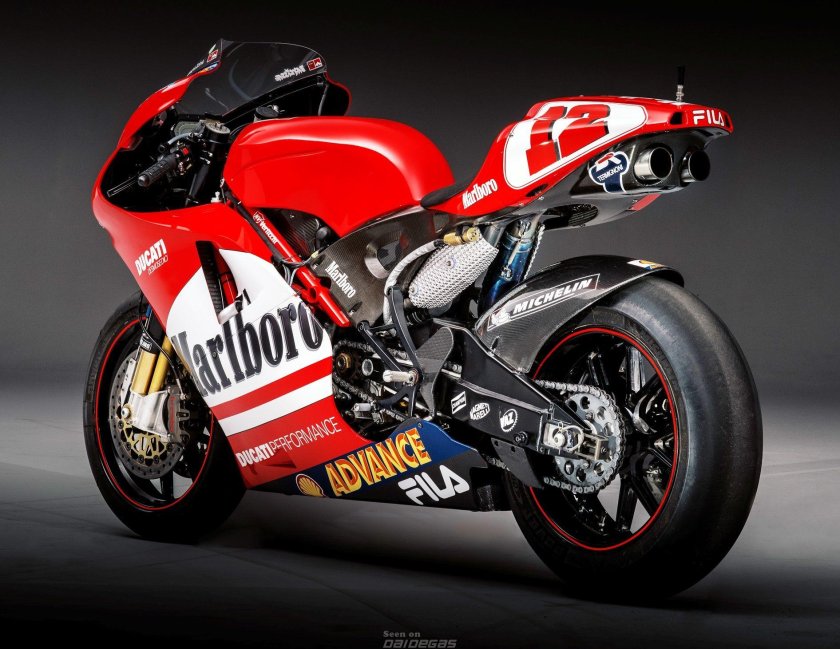 Мотоцикл Дукати Desmosedici в черном цвете