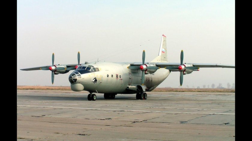 АН-12 военно-транспортный самолёт