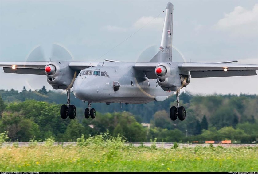 АН-26 военно-транспортный