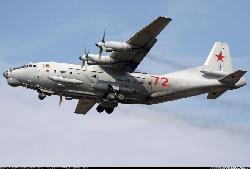 АН-12 военно-транспортный самолёт