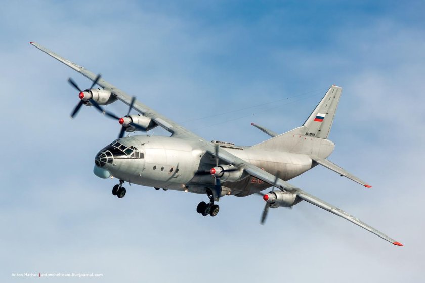 АН-12 военно-транспортный самолёт