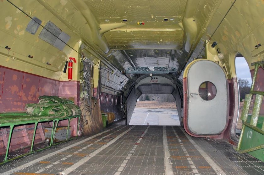 АН 12 грузовой отсек