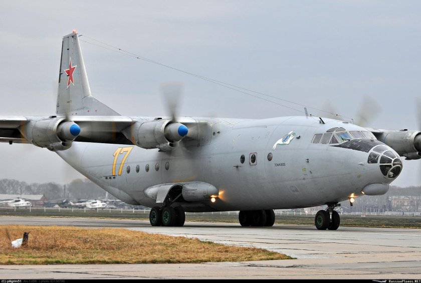 АН-12 военно-транспортный самолёт