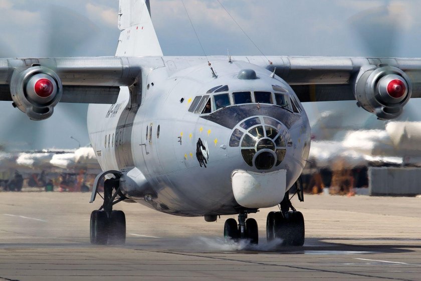 АН-12 военно-транспортный самолёт