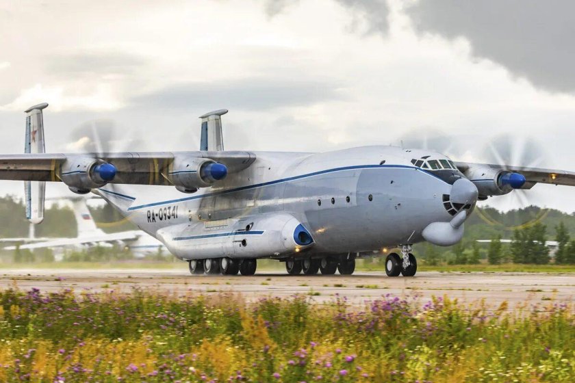 Тяжёлый военно-транспортный самолёт АН-22 («Антей»)