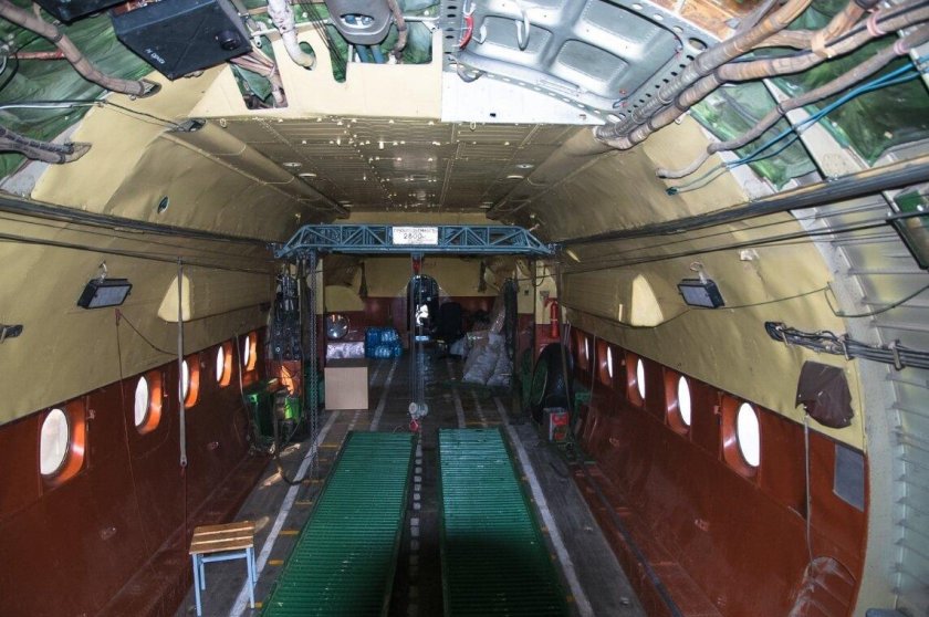 АН 12 кабина