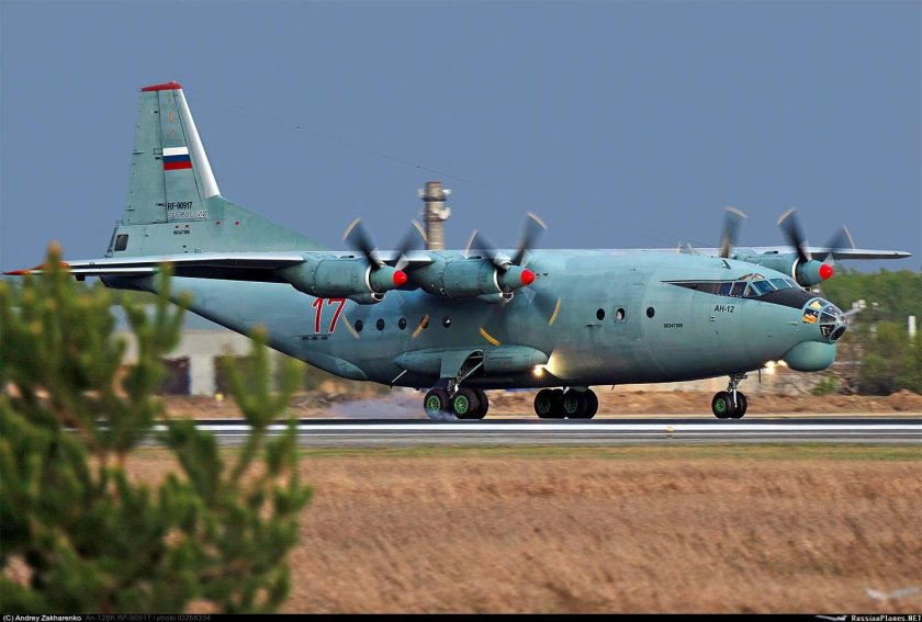 АН-12 военно-транспортный самолёт