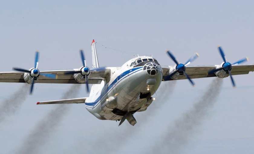 АН-12 военно-транспортный самолёт