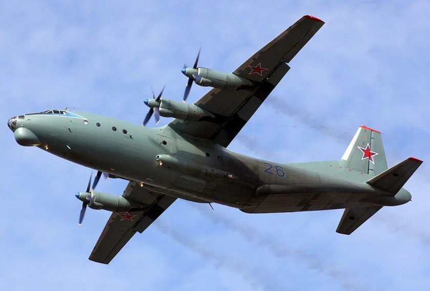 АН-12 военно-транспортный самолёт