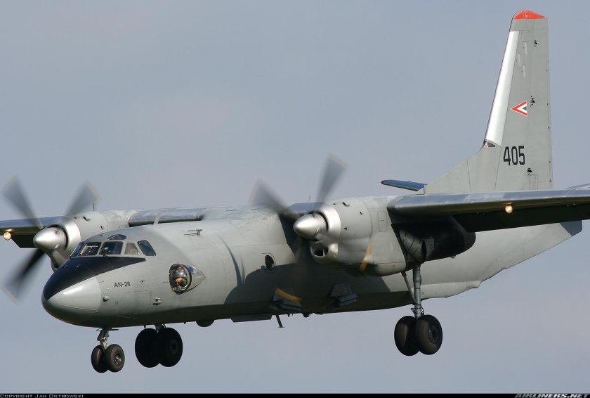 АН-26 военно-транспортный самолёт