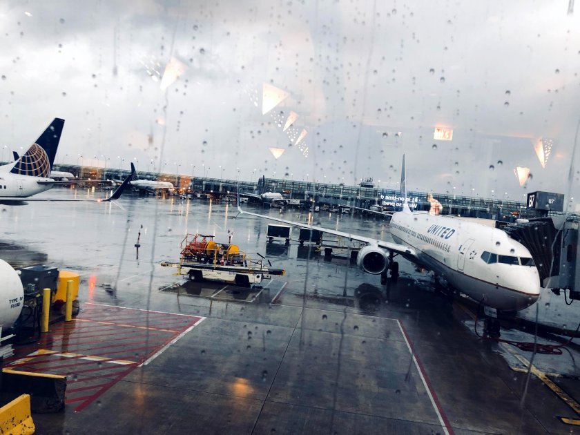 Самолет и аэропорт