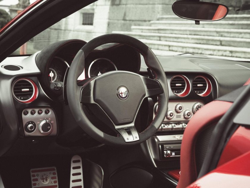 Alfa Romeo 8c Interior