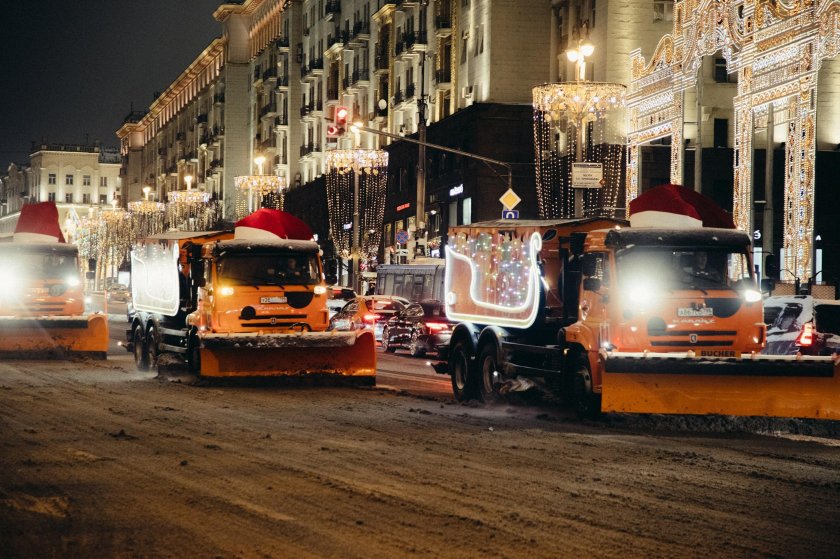 Новогоднее украшение коммунальной техники