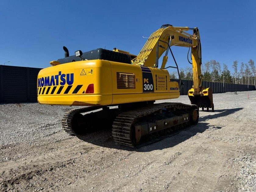 Экскаватор коматсу 200