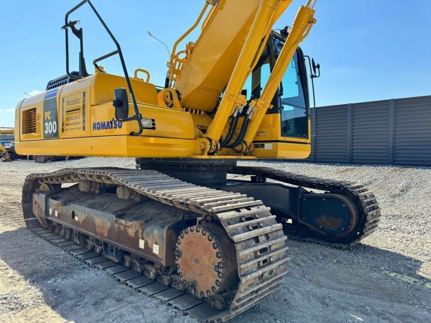 Гусеничный экскаватор komatsu pc210