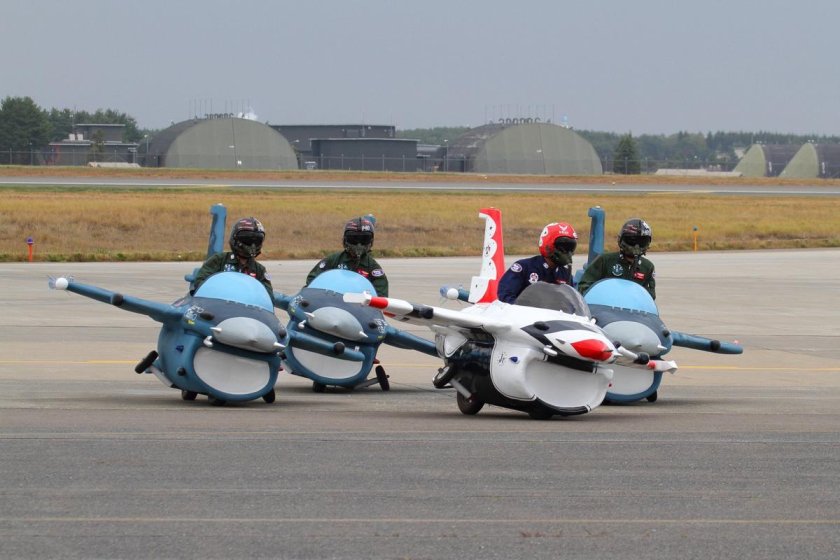 Военный парад в Латвии самолеты