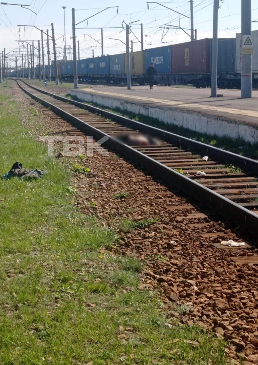 Поезд сбил человека