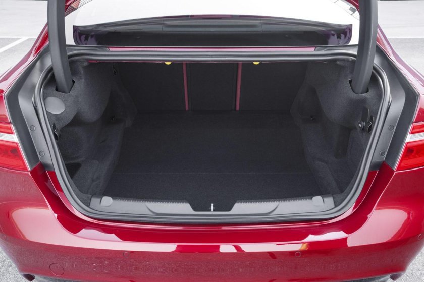 Jaguar xe багажник