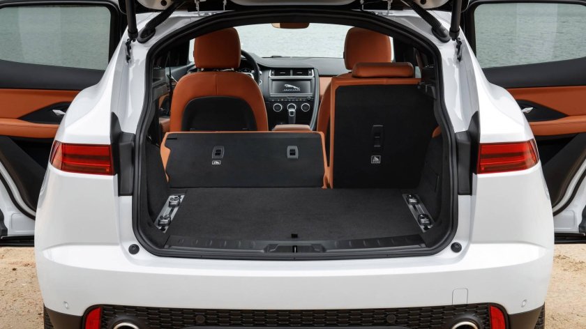 Ягуар f Pace багажник