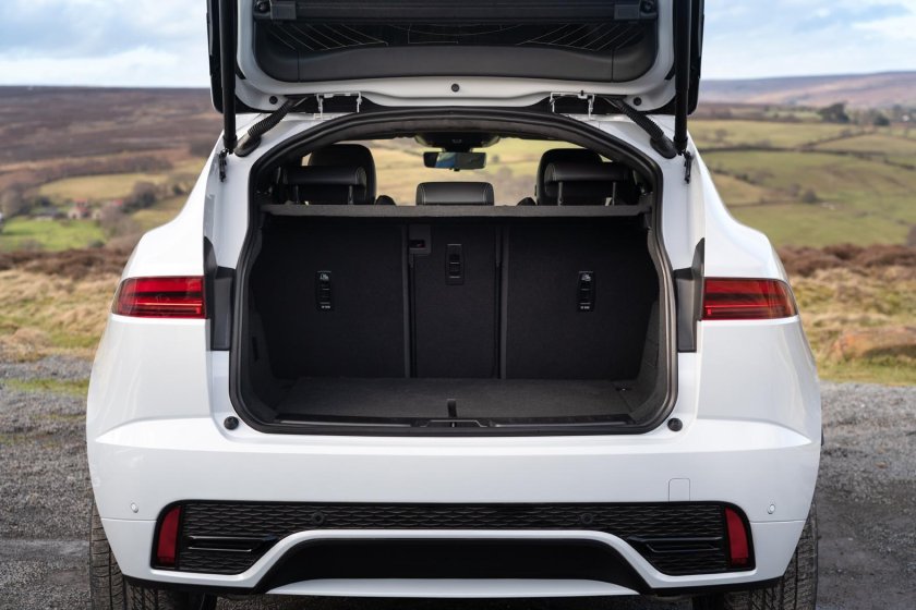 Багажник ягуара e Pace внутри