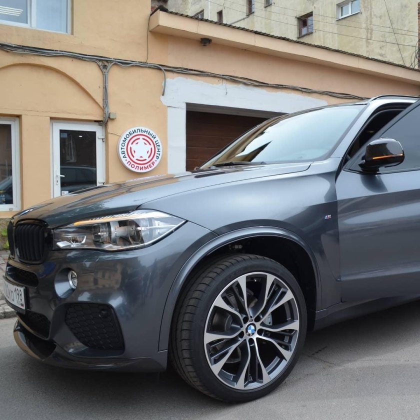 БМВ х5 мокрый асфальт