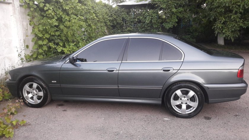 БМВ е39 мокрый асфальт