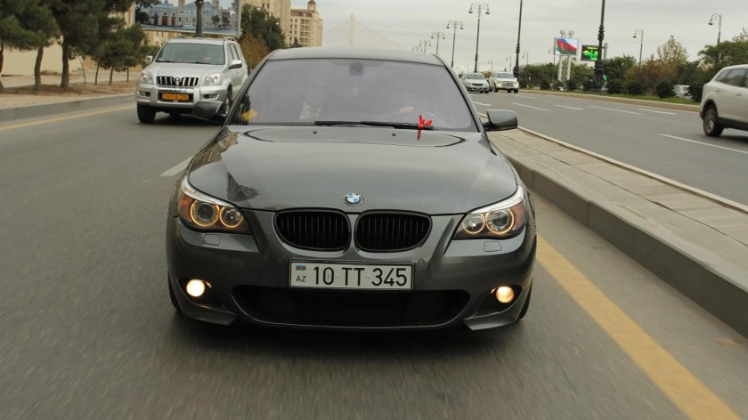 БМВ м5 мокрый асфальт